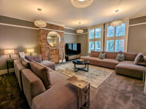 Robert Bolt House, Free Parking, 1 Minute to Metrolink